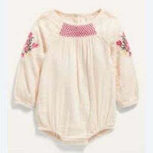 Old Navy long‎ sleeve embroidered Bubble size 9-12 months